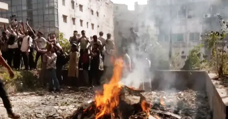 আওয়ামী লীগের কেন্দ্রীয় কার্যালয়ে আগুন দেয়া হয়েছে